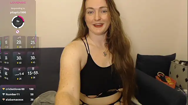 Snapshot of BustyBonnieUK chatting on October 3, 9:53 pm BustyBonnieUK online show from October 3, 9:53 pm
