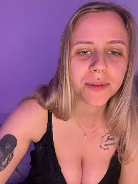 lunawolf21 online show from March 24, 7:47 am