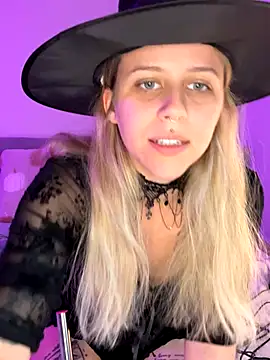 lunawolf21 online show from October 28, 7:36 am