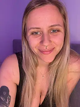 lunawolf21 online show from March 23, 7:36 am