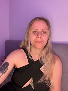 lunawolf21 online show from March 26, 7:43 am