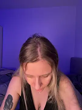 lunawolf21 online show from March 10, 7:45 am