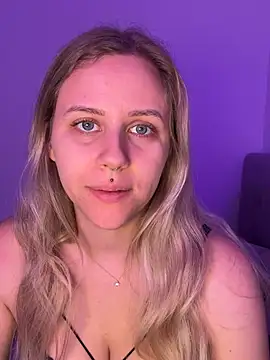 lunawolf21 online show from February 20, 7:43 am