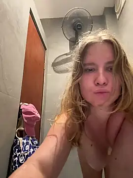 fluffy bunnyxxx online show from April 27, 6:32 am