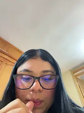 Snapshot of alissonfernandez_ chatting on October 18, 4:32 pm alissonfernandez online show from October 18, 4:32 pm