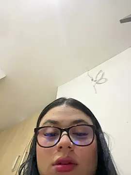 alissonfernandez  online show from April 22, 11:07 am