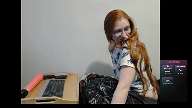 LilyFoxxx online show from April 24, 5:43 am