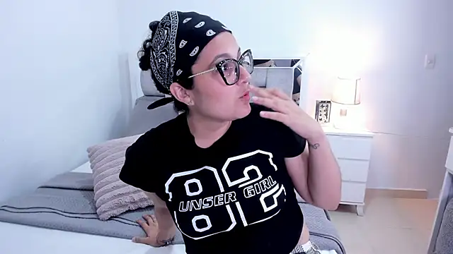 Camilaa bueno online show from April 21, 1:42 am