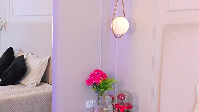 OlayaCooper online show from March 7, 9:11 pm