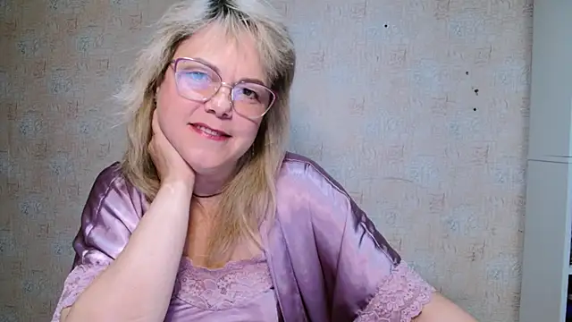 Snapshot of sweetsunset11 chatting on October 5, 2:22 pm sweetsunset11 online show from October 5, 2:22 pm