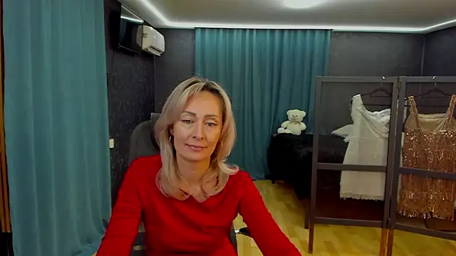 Julia Cherry  online show from October 25, 1:30 pm