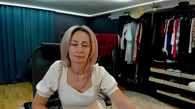 Julia Cherry  online show from April 24, 2:42 pm