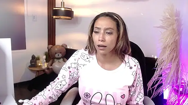 Snapshot of salome_drasin chatting on October 16, 4:15 am salome drasin online show from October 16, 4:15 am
