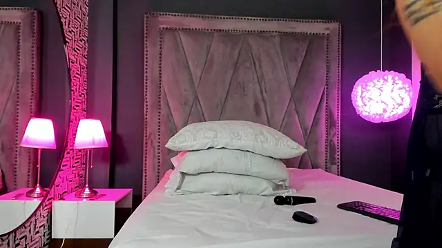 Pamela Johnsonn online show from January 5, 7:39 pm