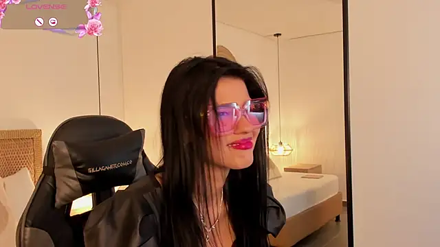 stephanya  online show from April 22, 7:33 pm