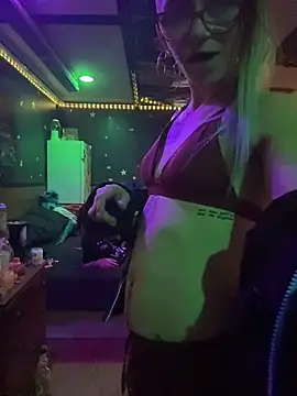 Stonermama666420 online show from April 25, 1:30 am