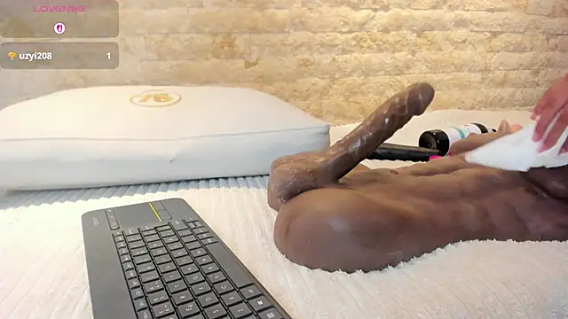 mia roldan  online show from September 18, 4:38 pm