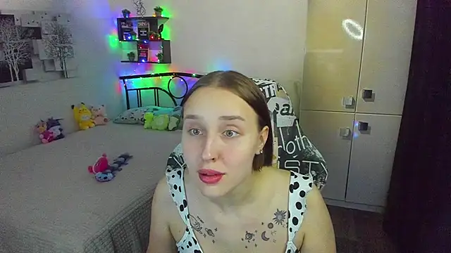 LinaTruly online show from April 22, 8:50 pm