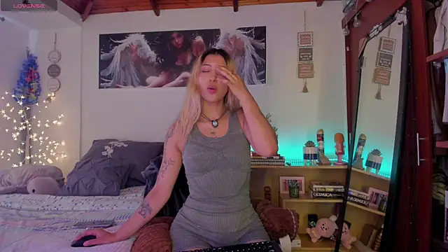 cuteweed420 online show from April 27, 8:17 pm