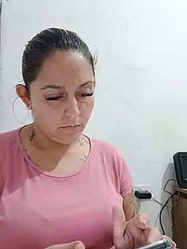 baixinhaloira online show from June 17, 7:48 pm