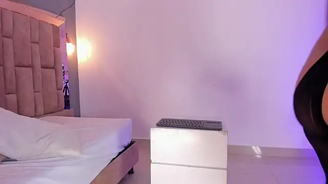 victoriaroyce1 online show from April 28, 11:36 am