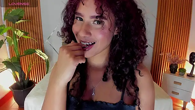 charlottee white online show from November 28, 9:07 pm