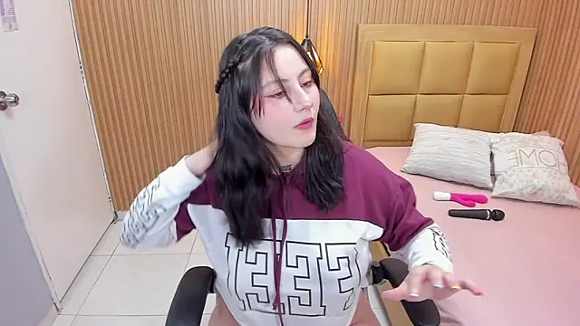 LOLAMAXI online show from April 24, 3:31 am