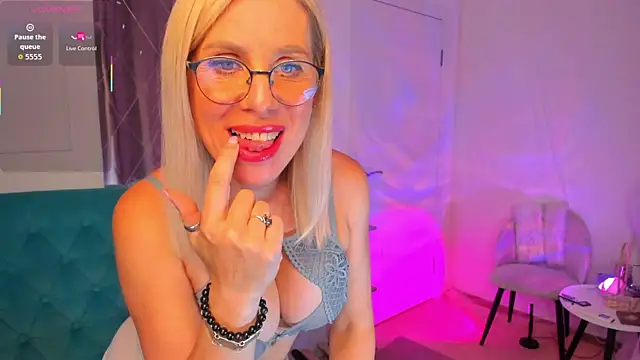 Lina Bennet online show from July 14, 1:06 am