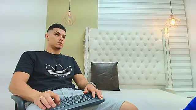 DAVID VICTORIAA online show from February 20, 1:01 pm