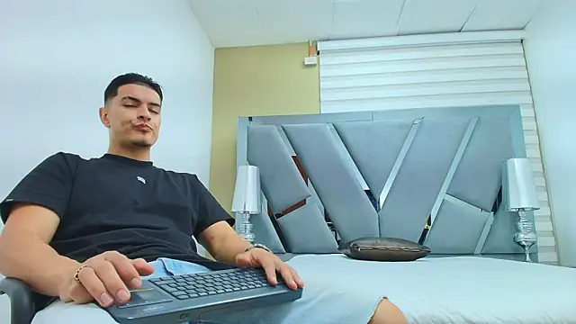 DAVID VICTORIAA online show from April 21, 12:56 pm