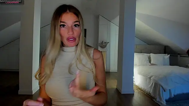 Yourhotqueeen online show from April 22, 11:13 pm