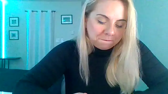 Snapshot of HappyIva chatting on October 13, 4:31 pm HappyIva online show from October 13, 4:31 pm