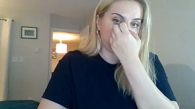 Snapshot of HappyIva chatting on October 18, 6:21 pm HappyIva online show from October 18, 6:21 pm