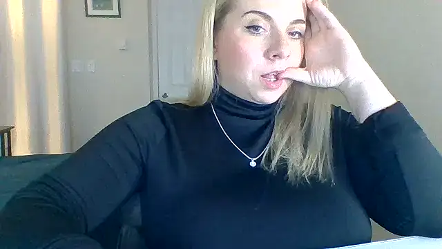 Snapshot of HappyIva chatting on October 19, 7:27 pm HappyIva online show from October 19, 7:27 pm