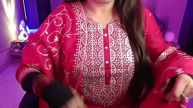 Snapshot of Mitikaa chatting on October 9, 2:32 pm Mitikaa online show from October 9, 2:32 pm