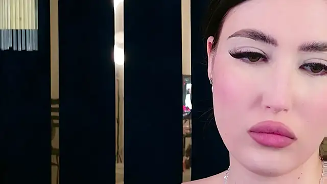 EmmaLawrens online show from April 24, 12:30 pm