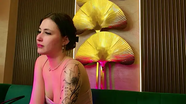 EmmaLawrens online show from April 22, 10:45 am