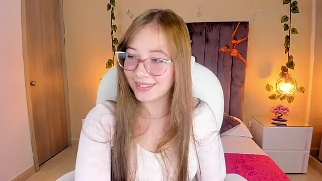 Snapshot of Dahlia_Rousse chatting on October 9, 9:30 pm Dahlia Rousse online show from October 9, 9:30 pm