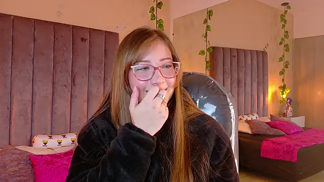 Dahlia Rousse online show from June 17, 5:53 am