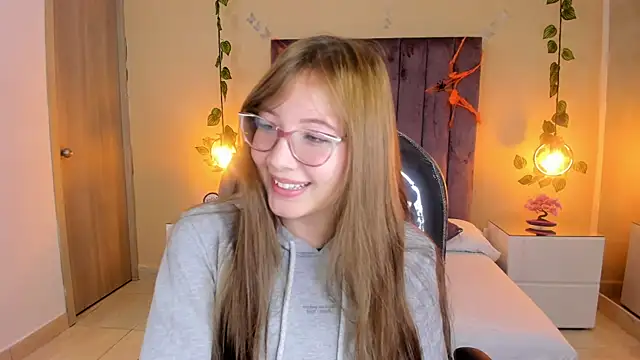 Snapshot of Dahlia_Rousse chatting on October 15, 11:40 pm Dahlia Rousse online show from October 15, 11:40 pm