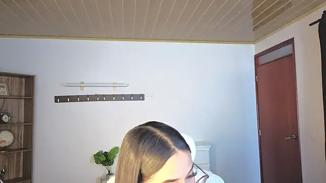 Renaxi Smith online show from April 15, 7:58 pm