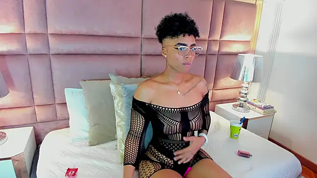 LuciaWallace online show from October 5, 4:50 am