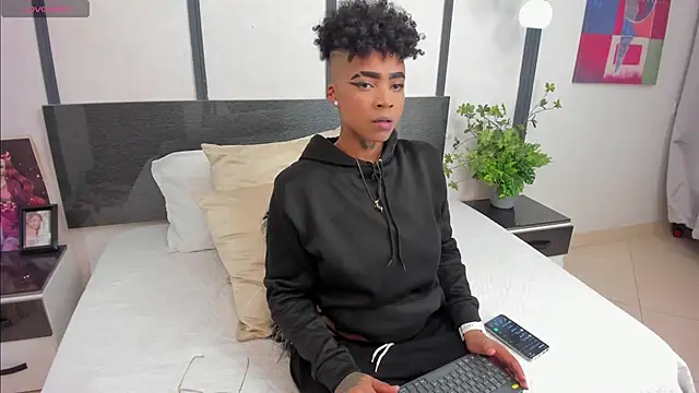 LuciaWallace online show from December 1, 2:04 am