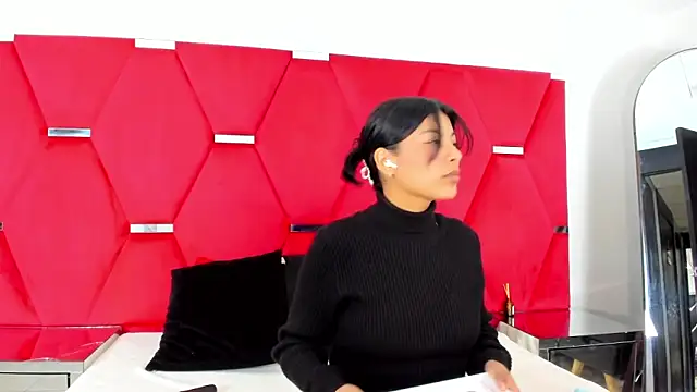 Salmaportman69 online show from March 7, 8:05 pm