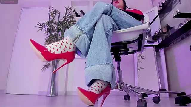 hannah howeell   online show from April 21, 10:00 am