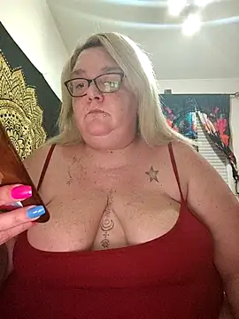 diosacurvy1984 online show from April 24, 9:50 pm