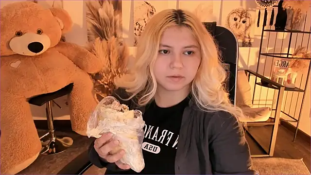 DiaAngell online show from December 18, 7:40 pm