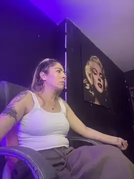 viktoria davis  online show from April 27, 1:14 am