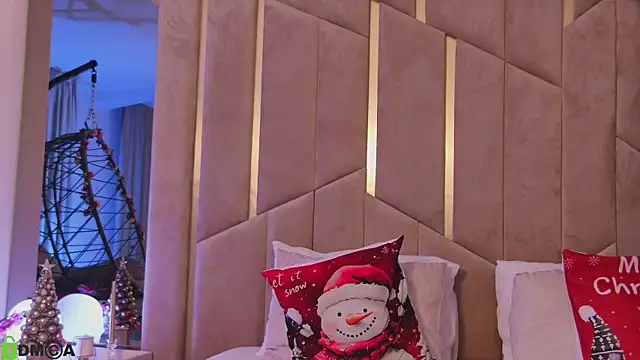 MaeveDream online show from December 14, 8:03 pm