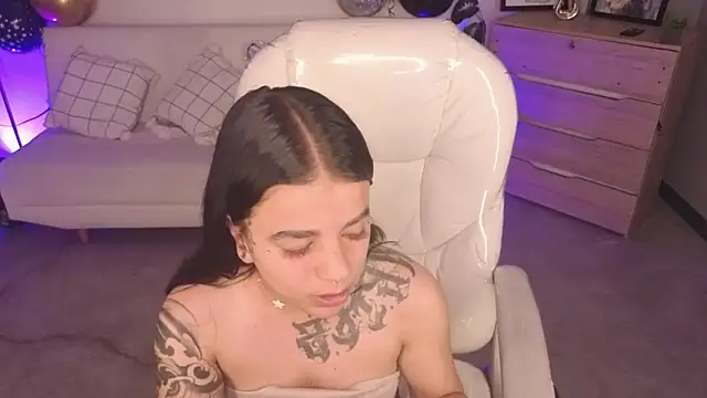 Nicole Foxx  online show from April 19, 6:10 pm